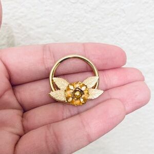 Gorgeous elegant dainty gold tone rose flower leaves circular vtg Brooch